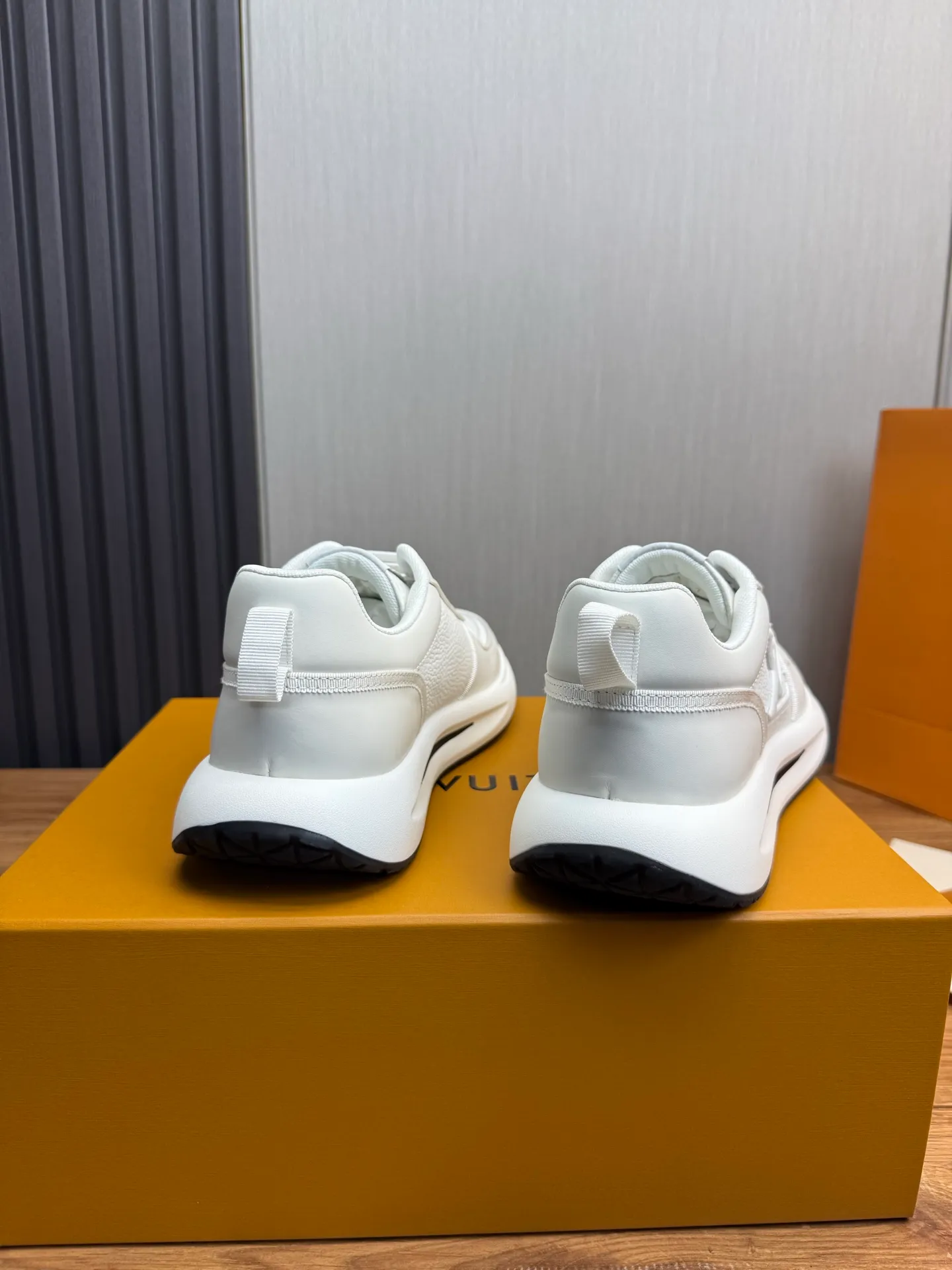 Men's shoes 💰820💰 Lv. Top purchasing agent 🇮🇹 Louis Vuitton, sports shoes counter synchronization, uppers imported from Italy, high-quality splicing and complex handicrafts, imported mesh pads are soft and comfortable, soles: original factory special soles, TPU exclusive movable molded soles super comfortable, original factory single goods, 🔍🔍high quality, you can enter and exit the counter at will, welcome to compare, code number 38-44 (Customized 38.45)